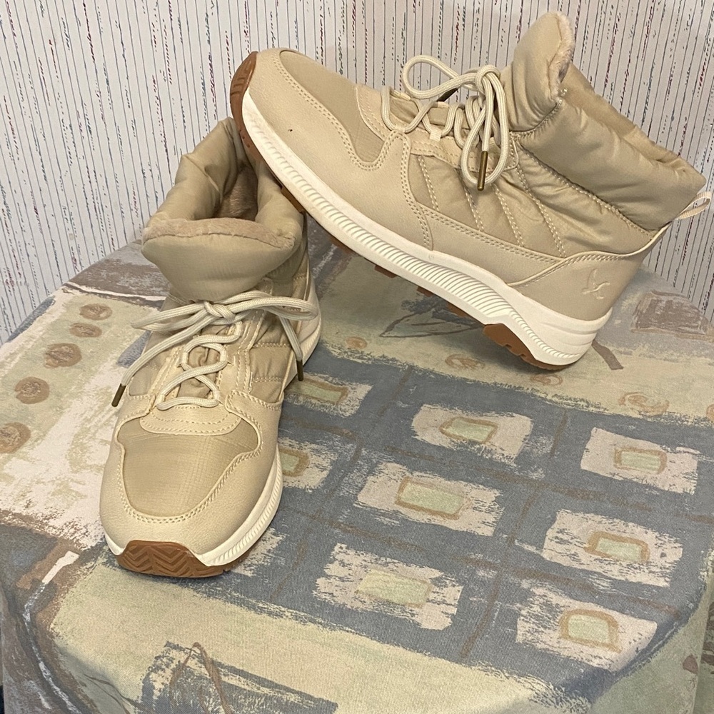 Women Winter Eddie Bauer Beige Winter Boots Size,9M Comfortable Soft